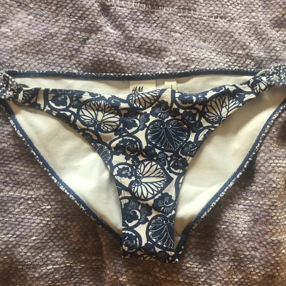 H&M blue floral print bikini set - Picture 4 of 4